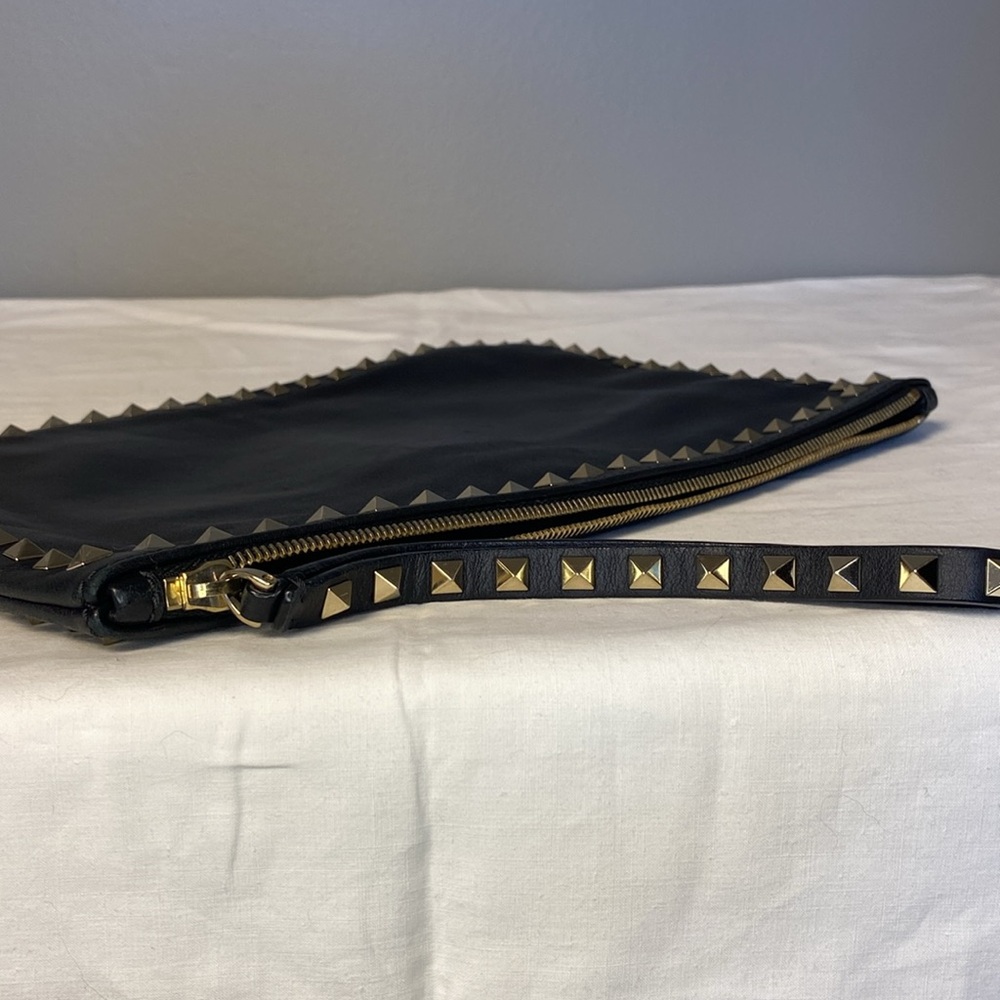 Valentino Garavani Rockstud Black Leather Pouch - Picture 11 of 11